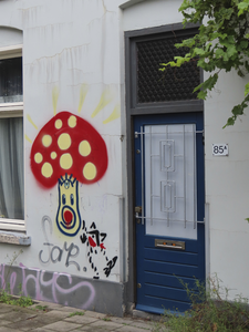 902042 Afbeelding van een graffitifiguurtje met een 'paddenstoelhoed', naast de voordeur van het pand 2e Daalsedijk 85A ...